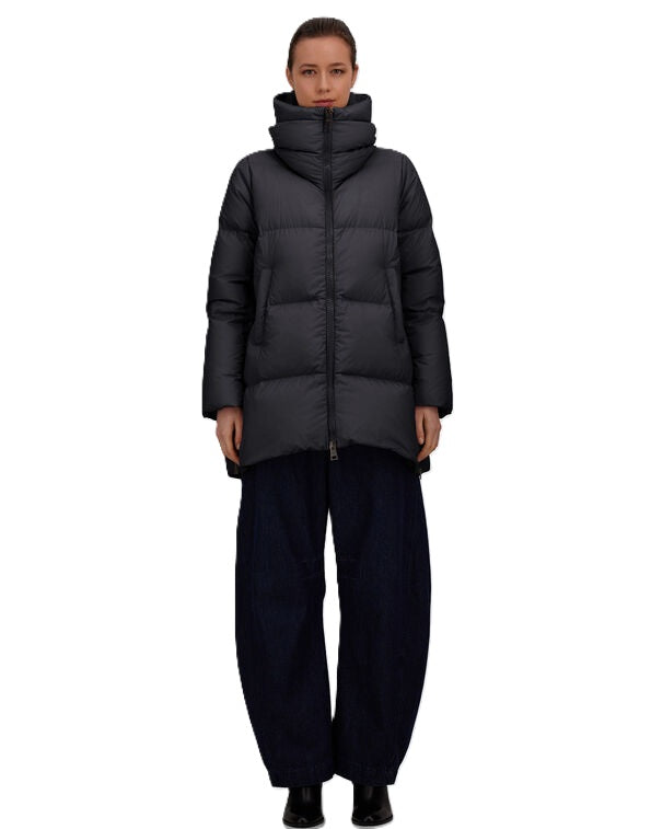 Jacke Herno PI001959D in schwarz. A-Form-Jacke aus recycelter Nylon-Mikrofaser mit einer leichten Beschichtung. Die Jacke hat eine wasserdichte Textur, einen weichen Griff und eine matte Optik- Sie ist hinten länger geschnitten und leicht ausgestellt. Der hohe Stehkragen ist besonders angenehm bei kaltem und windigem Wetter. Die Jacke hat einen Zwei-Wege-Reißverschluss und moderne Reißverschlüsse seitlich. 