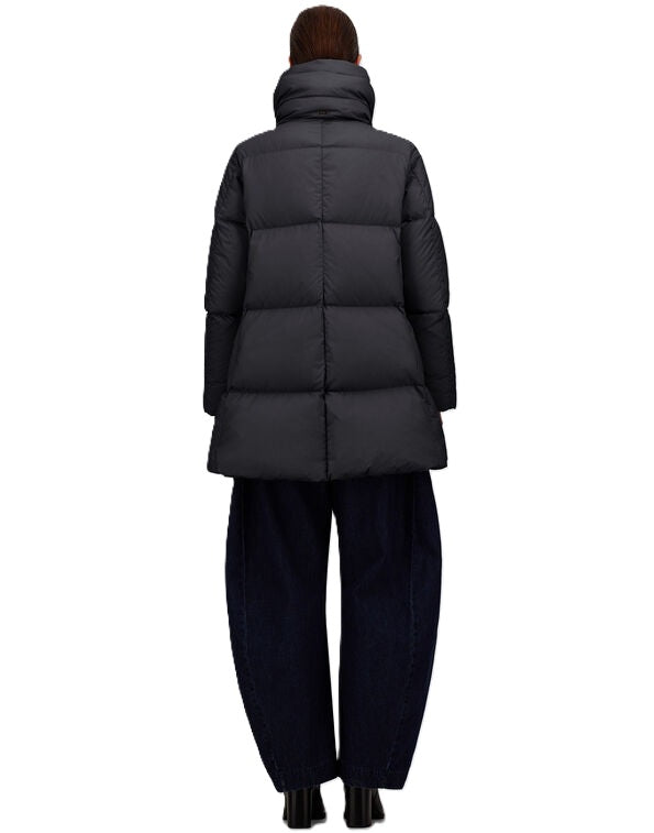Jacke Herno PI001959D in schwarz. A-Form-Jacke aus recycelter Nylon-Mikrofaser mit einer leichten Beschichtung. Die Jacke hat eine wasserdichte Textur, einen weichen Griff und eine matte Optik- Sie ist hinten länger geschnitten und leicht ausgestellt. Der hohe Stehkragen ist besonders angenehm bei kaltem und windigem Wetter. Die Jacke hat einen Zwei-Wege-Reißverschluss und moderne Reißverschlüsse seitlich. 