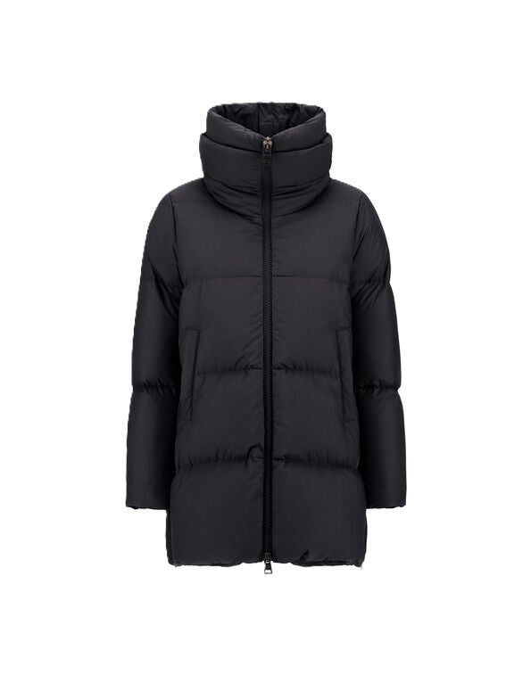 Jacke Herno PI001959D in schwarz. A-Form-Jacke aus recycelter Nylon-Mikrofaser mit einer leichten Beschichtung. Die Jacke hat eine wasserdichte Textur, einen weichen Griff und eine matte Optik- Sie ist hinten länger geschnitten und leicht ausgestellt. Der hohe Stehkragen ist besonders angenehm bei kaltem und windigem Wetter. Die Jacke hat einen Zwei-Wege-Reißverschluss und moderne Reißverschlüsse seitlich. 