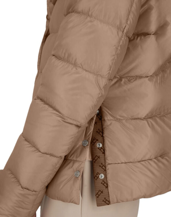 Jacke Herno PI001781D in camel. Schöne Jacke aus Nylon Ultralight. Eine einzigartige Technologie mit japanischem Nylon und einer Füllung aus hochwertigen Daunen, die eingeblasen werden, für ein noch leichteres Tragegefühl. Das Resultat ist eine hohe Wasserfestigkeit in Kombination mit einer besonders feinen, seideähnlichen Haptik. Die Jacke hat einen hohen Stehkragen und eine verdeckte Knopfleiste mit Druckknöpfen.