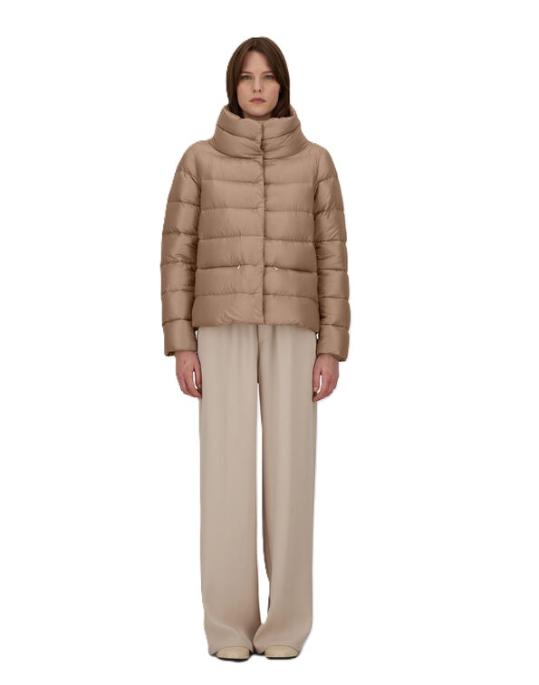 Jacke Herno PI001781D in camel. Schöne Jacke aus Nylon Ultralight. Eine einzigartige Technologie mit japanischem Nylon und einer Füllung aus hochwertigen Daunen, die eingeblasen werden, für ein noch leichteres Tragegefühl. Das Resultat ist eine hohe Wasserfestigkeit in Kombination mit einer besonders feinen, seideähnlichen Haptik. Die Jacke hat einen hohen Stehkragen und eine verdeckte Knopfleiste mit Druckknöpfen.