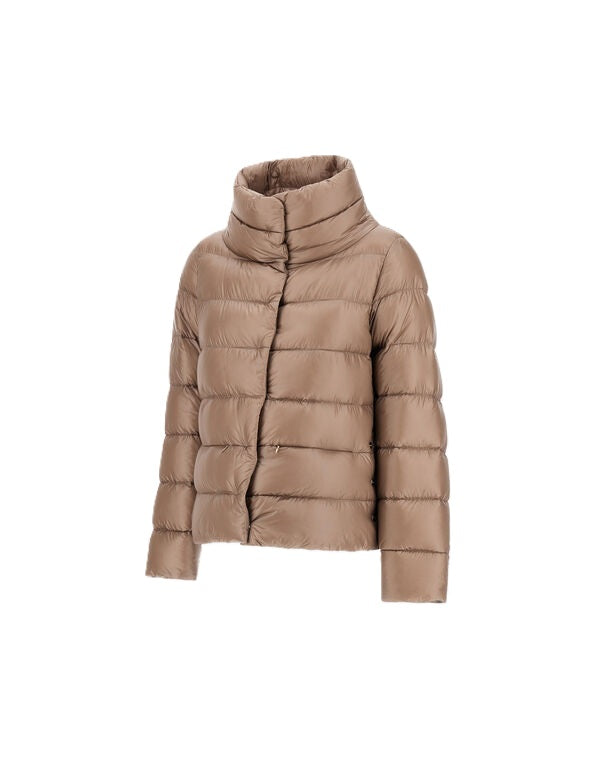 Jacke Herno PI001781D in camel. Schöne Jacke aus Nylon Ultralight. Eine einzigartige Technologie mit japanischem Nylon und einer Füllung aus hochwertigen Daunen, die eingeblasen werden, für ein noch leichteres Tragegefühl. Das Resultat ist eine hohe Wasserfestigkeit in Kombination mit einer besonders feinen, seideähnlichen Haptik. Die Jacke hat einen hohen Stehkragen und eine verdeckte Knopfleiste mit Druckknöpfen.