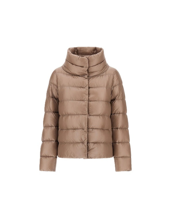 Jacke Herno PI001781D in camel. Schöne Jacke aus Nylon Ultralight. Eine einzigartige Technologie mit japanischem Nylon und einer Füllung aus hochwertigen Daunen, die eingeblasen werden, für ein noch leichteres Tragegefühl. Das Resultat ist eine hohe Wasserfestigkeit in Kombination mit einer besonders feinen, seideähnlichen Haptik. Die Jacke hat einen hohen Stehkragen und eine verdeckte Knopfleiste mit Druckknöpfen.