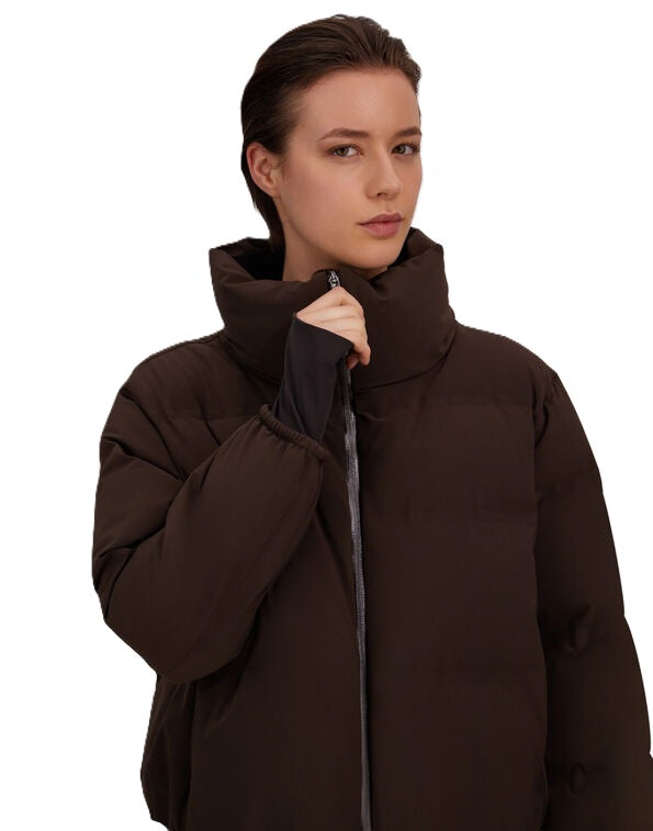 Jacke Herno PI002230D in braun.  Moderne Jacke aus mattem 4-Wege-Stretch-Gewebe. Das Gewebe ist sehr weich und außerordentlich komfortabel und wird mit einer elastischen Membran kombiniert. Das Kleidungsstück ist vollständig thermoverschweißt, somit nahtlos, und wurde so konzipiert, dass es wasserdicht, winddicht und atmungsaktiv ist. Die Jacke hat einen hohen Kragen und einen kompletten Reißverschluss. Die Form ist boxy. 