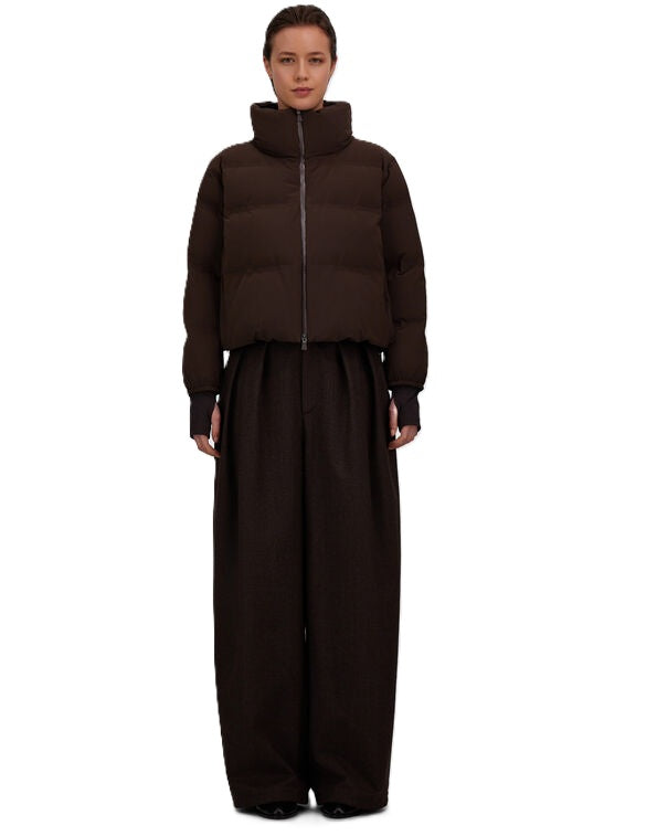 Jacke Herno PI002230D in braun.  Moderne Jacke aus mattem 4-Wege-Stretch-Gewebe. Das Gewebe ist sehr weich und außerordentlich komfortabel und wird mit einer elastischen Membran kombiniert. Das Kleidungsstück ist vollständig thermoverschweißt, somit nahtlos, und wurde so konzipiert, dass es wasserdicht, winddicht und atmungsaktiv ist. Die Jacke hat einen hohen Kragen und einen kompletten Reißverschluss. Die Form ist boxy. 