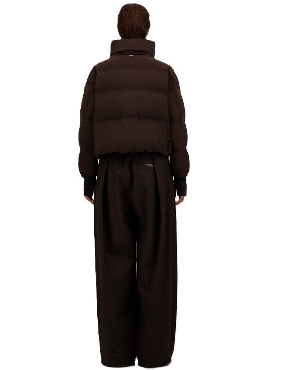 Jacke Herno PI002230D in braun.  Moderne Jacke aus mattem 4-Wege-Stretch-Gewebe. Das Gewebe ist sehr weich und außerordentlich komfortabel und wird mit einer elastischen Membran kombiniert. Das Kleidungsstück ist vollständig thermoverschweißt, somit nahtlos, und wurde so konzipiert, dass es wasserdicht, winddicht und atmungsaktiv ist. Die Jacke hat einen hohen Kragen und einen kompletten Reißverschluss. Die Form ist boxy. 