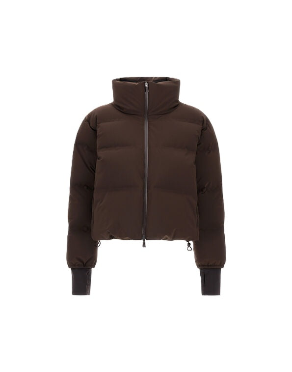 Jacke Herno PI002230D in braun.  Moderne Jacke aus mattem 4-Wege-Stretch-Gewebe. Das Gewebe ist sehr weich und außerordentlich komfortabel und wird mit einer elastischen Membran kombiniert. Das Kleidungsstück ist vollständig thermoverschweißt, somit nahtlos, und wurde so konzipiert, dass es wasserdicht, winddicht und atmungsaktiv ist. Die Jacke hat einen hohen Kragen und einen kompletten Reißverschluss. Die Form ist boxy. 