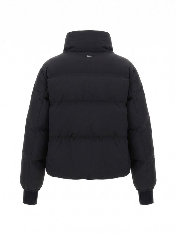 Jacke Herno PI002230D in schwarz.  Moderne Jacke aus mattem 4-Wege-Stretch-Gewebe. Das Gewebe ist sehr weich und außerordentlich komfortabel und wird mit einer elastischen Membran kombiniert. Das Kleidungsstück ist vollständig thermoverschweißt, somit nahtlos, und wurde so konzipiert, dass es wasserdicht, winddicht und atmungsaktiv ist. Die Jacke hat einen hohen Kragen und einen kompletten Reißverschluss. Die Form ist boxy. 