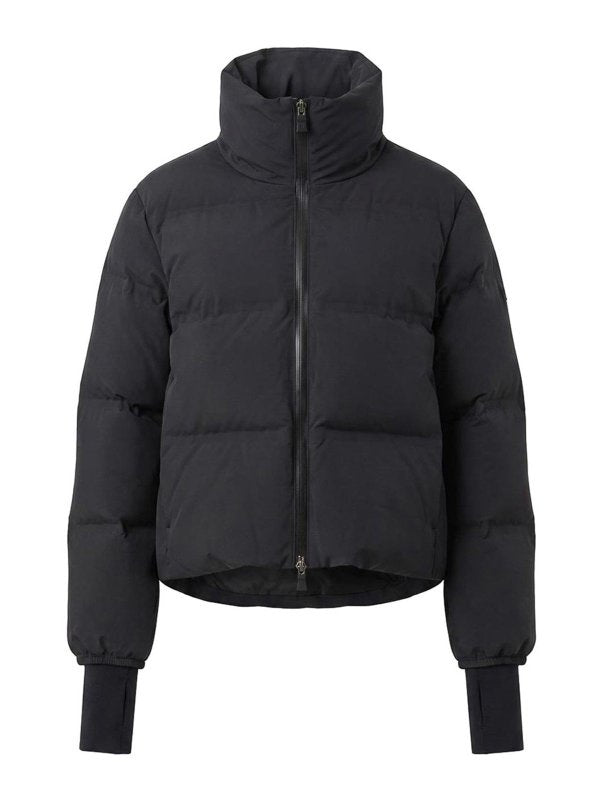 Jacke Herno PI002230D in schwarz.  Moderne Jacke aus mattem 4-Wege-Stretch-Gewebe. Das Gewebe ist sehr weich und außerordentlich komfortabel und wird mit einer elastischen Membran kombiniert. Das Kleidungsstück ist vollständig thermoverschweißt, somit nahtlos, und wurde so konzipiert, dass es wasserdicht, winddicht und atmungsaktiv ist. Die Jacke hat einen hohen Kragen und einen kompletten Reißverschluss. Die Form ist boxy. 