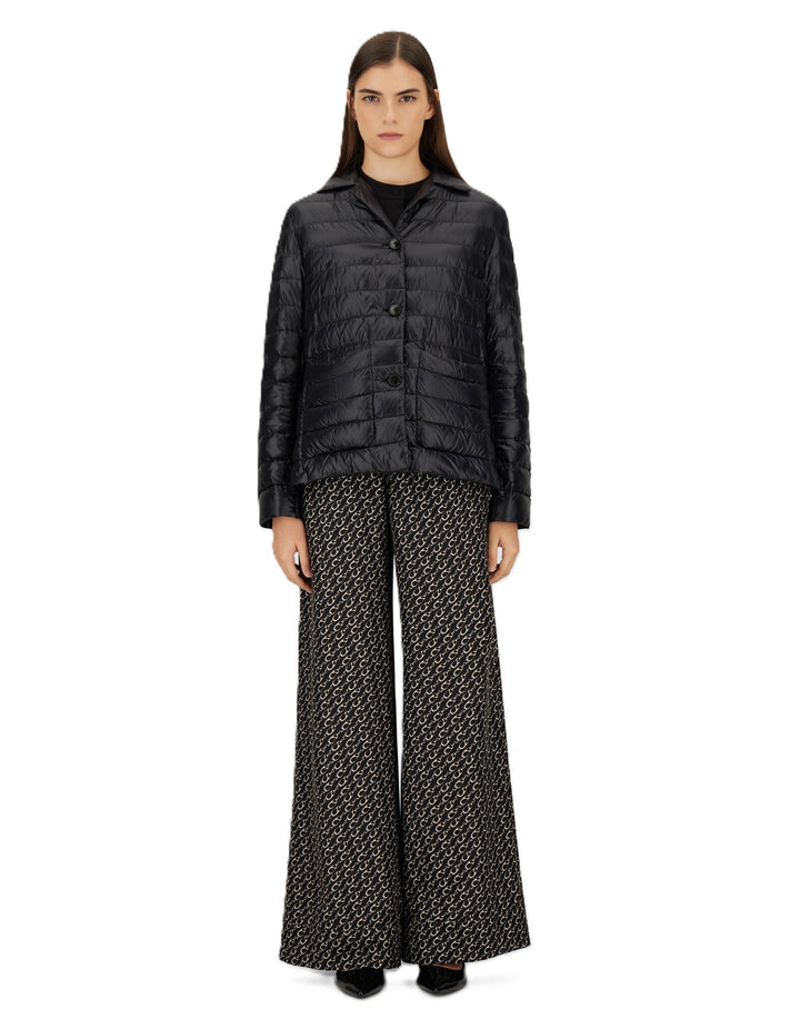 Daunenjacke Herno in schwarz. Leichtdaunenjacke gefertigt aus dem ikonischen Nylon Ultralight. Wasserfestigkeit in Kombination mit einer besonders feinen, seidenähnlichen Haptik. Die Jacke hat einen Kragen, Knöpfe und aufgesetzte Taschen. An der Seite befinden sich zwei Schlitze. 
