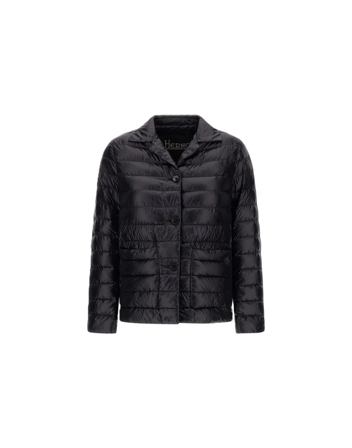 Daunenjacke Herno in schwarz. Leichtdaunenjacke gefertigt aus dem ikonischen Nylon Ultralight. Wasserfestigkeit in Kombination mit einer besonders feinen, seidenähnlichen Haptik. Die Jacke hat einen Kragen, Knöpfe und aufgesetzte Taschen. An der Seite befinden sich zwei Schlitze. 
