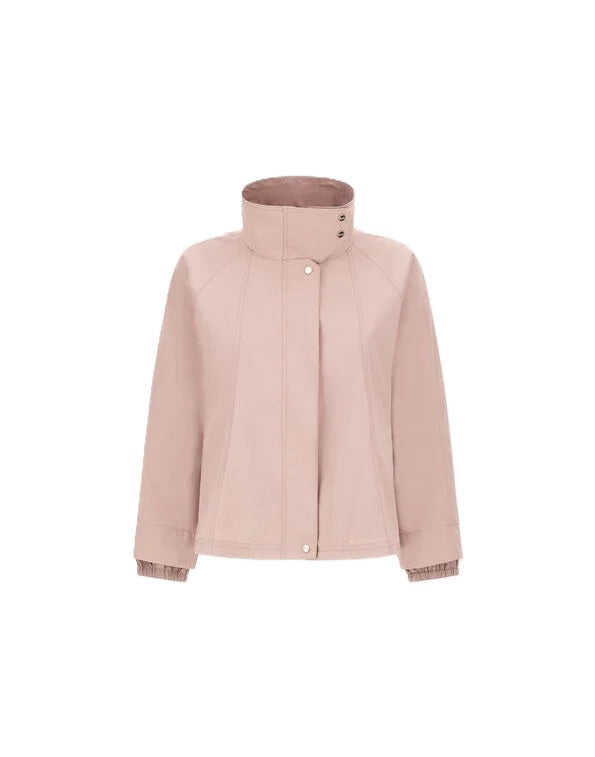 Jacke Herno mit hohem Kragen. Hernojacke langarm in Normaler Passform mit Druckknöpfe. Die Jacke ist rosa und hat eine verdeckte Knopfleiste und ist leicht ausgestellt. 