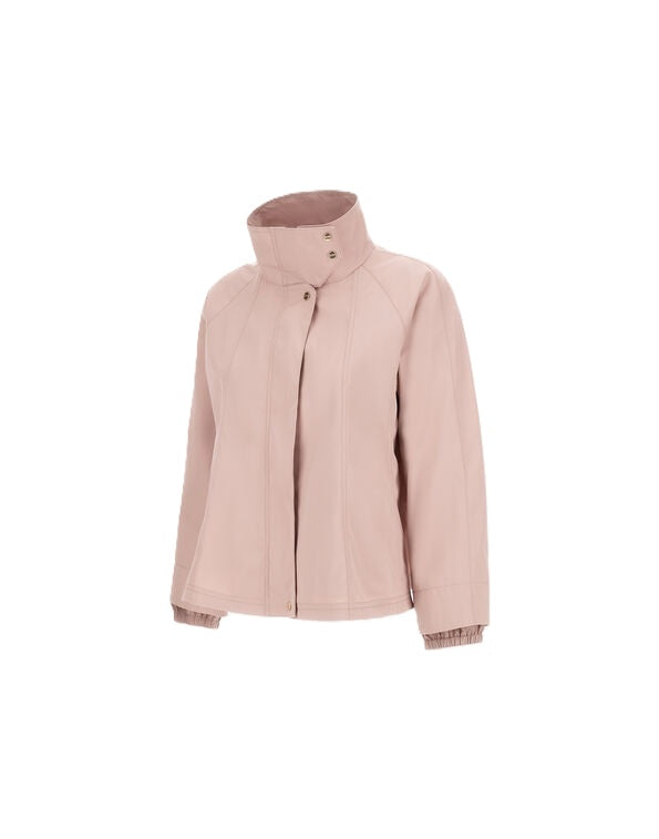 Jacke Herno mit hohem Kragen. Hernojacke langarm in Normaler Passform mit Druckknöpfe. Die Jacke ist rosa und hat eine verdeckte Knopfleiste und ist leicht ausgestellt. 