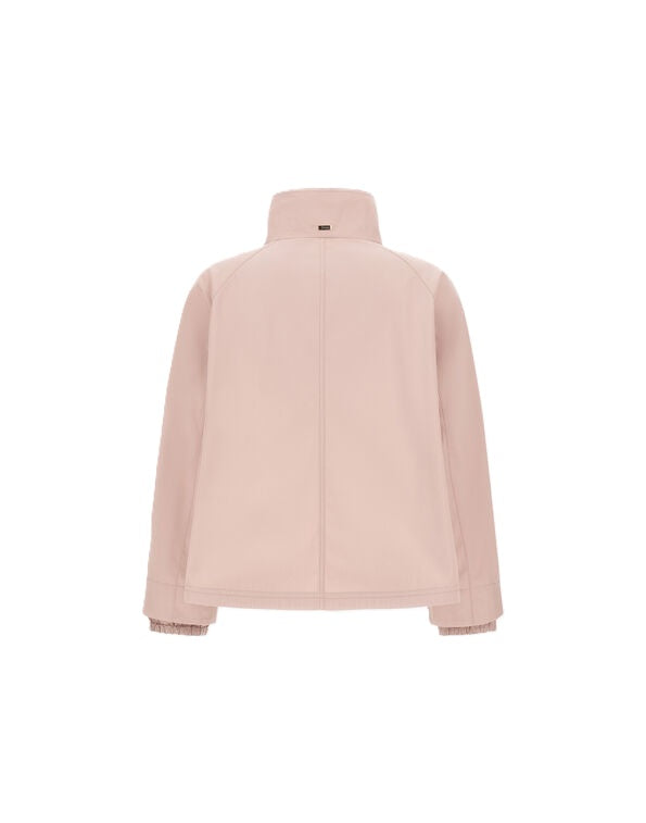 Jacke Herno mit hohem Kragen. Hernojacke langarm in Normaler Passform mit Druckknöpfe. Die Jacke ist rosa und hat eine verdeckte Knopfleiste und ist leicht ausgestellt. 