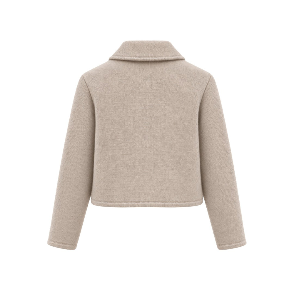 Jacke Herzens MALIA in limestone ecru. Kurze Jacke mit verkürztem boxy Schnitt und Hemdkragen. Stoffbezogenen Knöpfe und zwei aufgesetzten Stecktaschen. 