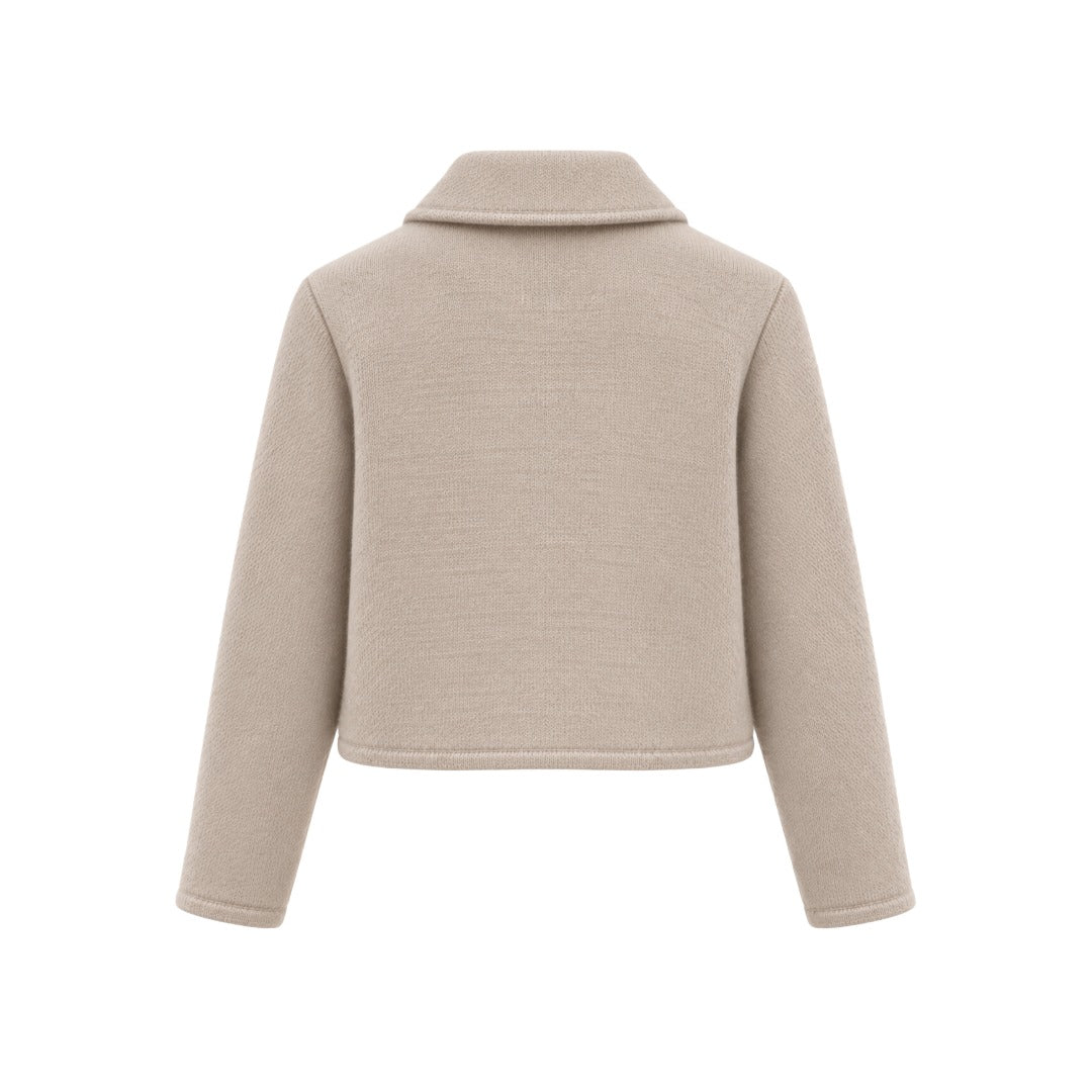 Jacke Herzens MALIA in limestone ecru. Kurze Jacke mit verkürztem boxy Schnitt und Hemdkragen. Stoffbezogenen Knöpfe und zwei aufgesetzten Stecktaschen. 