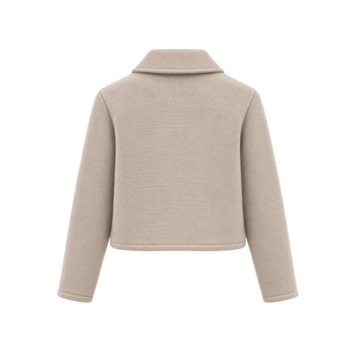 Jacke Herzens MALIA in limestone ecru. Kurze Jacke mit verkürztem boxy Schnitt und Hemdkragen. Stoffbezogenen Knöpfe und zwei aufgesetzten Stecktaschen. 