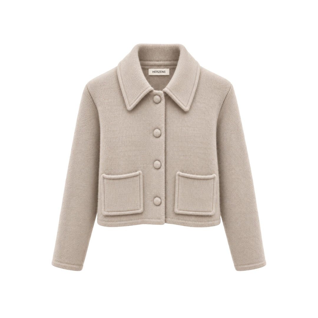 Jacke Herzens MALIA in limestone ecru. Kurze Jacke mit verkürztem boxy Schnitt und Hemdkragen. Stoffbezogenen Knöpfe und zwei aufgesetzten Stecktaschen. 