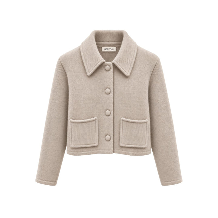 Jacke Herzens MALIA in limestone ecru. Kurze Jacke mit verkürztem boxy Schnitt und Hemdkragen. Stoffbezogenen Knöpfe und zwei aufgesetzten Stecktaschen. 