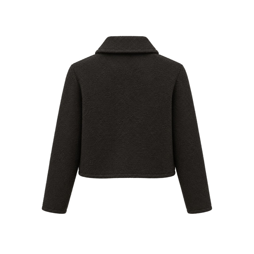 Jacke Herzens MALIA in schwarz. Kurze Jacke mit verkürztem boxy Schnitt und Hemdkragen. Stoffbezogenen Knöpfe und zwei aufgesetzten Stecktaschen. 