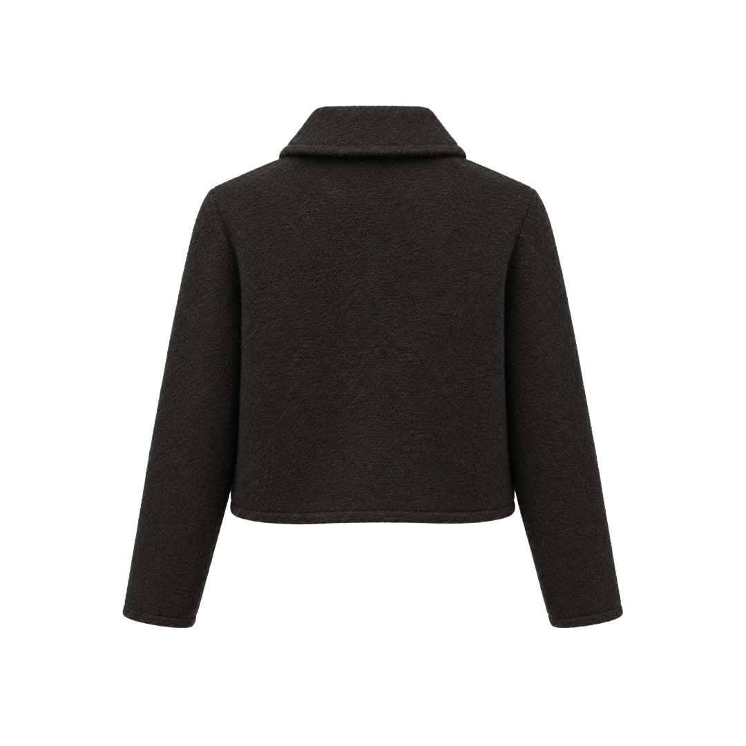Jacke Herzens MALIA in schwarz. Kurze Jacke mit verkürztem boxy Schnitt und Hemdkragen. Stoffbezogenen Knöpfe und zwei aufgesetzten Stecktaschen. 