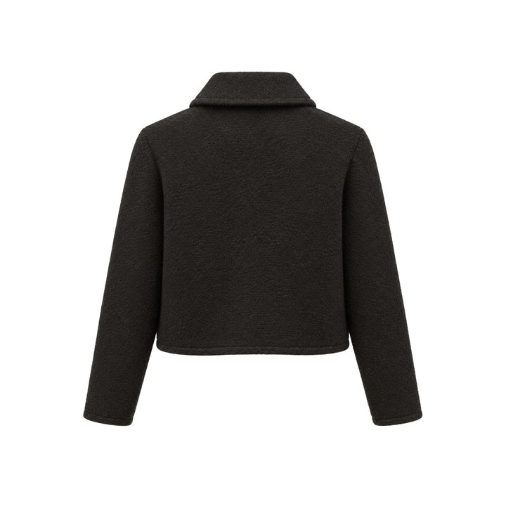 Jacke Herzens MALIA in schwarz. Kurze Jacke mit verkürztem boxy Schnitt und Hemdkragen. Stoffbezogenen Knöpfe und zwei aufgesetzten Stecktaschen. 