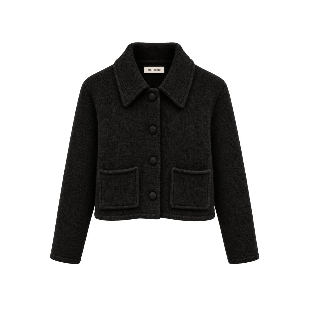 Jacke Herzens MALIA in schwarz. Kurze Jacke mit verkürztem boxy Schnitt und Hemdkragen. Stoffbezogenen Knöpfe und zwei aufgesetzten Stecktaschen. 