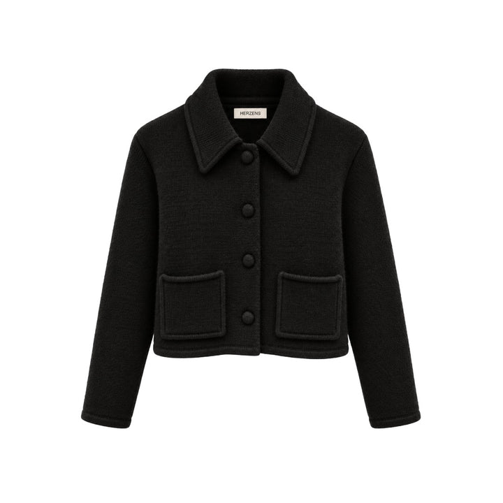 Jacke Herzens MALIA in schwarz. Kurze Jacke mit verkürztem boxy Schnitt und Hemdkragen. Stoffbezogenen Knöpfe und zwei aufgesetzten Stecktaschen. 