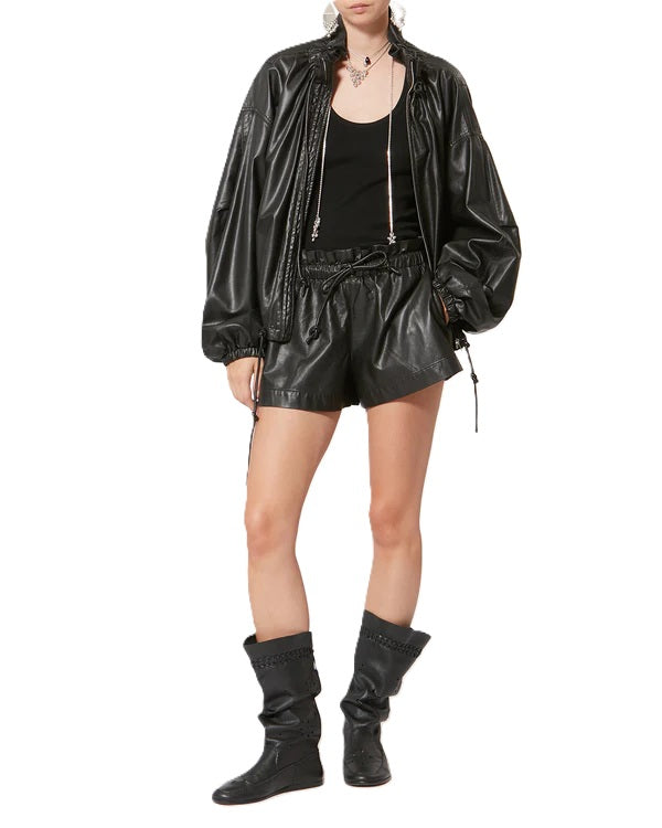 Jacke Isabel Marant NEELA in schwarz. Diese Jacke in weicher Lederoptik hat eine lässige, kurze Silhouette und fällt der Größe gerecht aus. Ein Kragen mit Kordelzug, ein Frontreißverschluss und seitliche Eingriffstaschen bringen Funktionalität, während eng anliegende, elastische Bündchen und ein verengter Saum mit Tunnelzug für eine moderne Form sorgen.