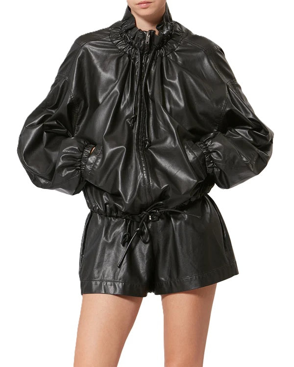 Jacke Isabel Marant NEELA in schwarz. Diese Jacke in weicher Lederoptik hat eine lässige, kurze Silhouette und fällt der Größe gerecht aus. Ein Kragen mit Kordelzug, ein Frontreißverschluss und seitliche Eingriffstaschen bringen Funktionalität, während eng anliegende, elastische Bündchen und ein verengter Saum mit Tunnelzug für eine moderne Form sorgen.