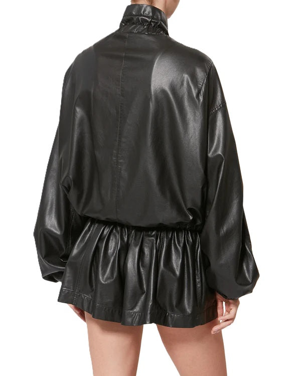 Jacke Isabel Marant NEELA in schwarz. Diese Jacke in weicher Lederoptik hat eine lässige, kurze Silhouette und fällt der Größe gerecht aus. Ein Kragen mit Kordelzug, ein Frontreißverschluss und seitliche Eingriffstaschen bringen Funktionalität, während eng anliegende, elastische Bündchen und ein verengter Saum mit Tunnelzug für eine moderne Form sorgen.
