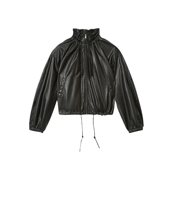 Jacke Isabel Marant NEELA in schwarz. Diese Jacke in weicher Lederoptik hat eine lässige, kurze Silhouette und fällt der Größe gerecht aus. Ein Kragen mit Kordelzug, ein Frontreißverschluss und seitliche Eingriffstaschen bringen Funktionalität, während eng anliegende, elastische Bündchen und ein verengter Saum mit Tunnelzug für eine moderne Form sorgen.