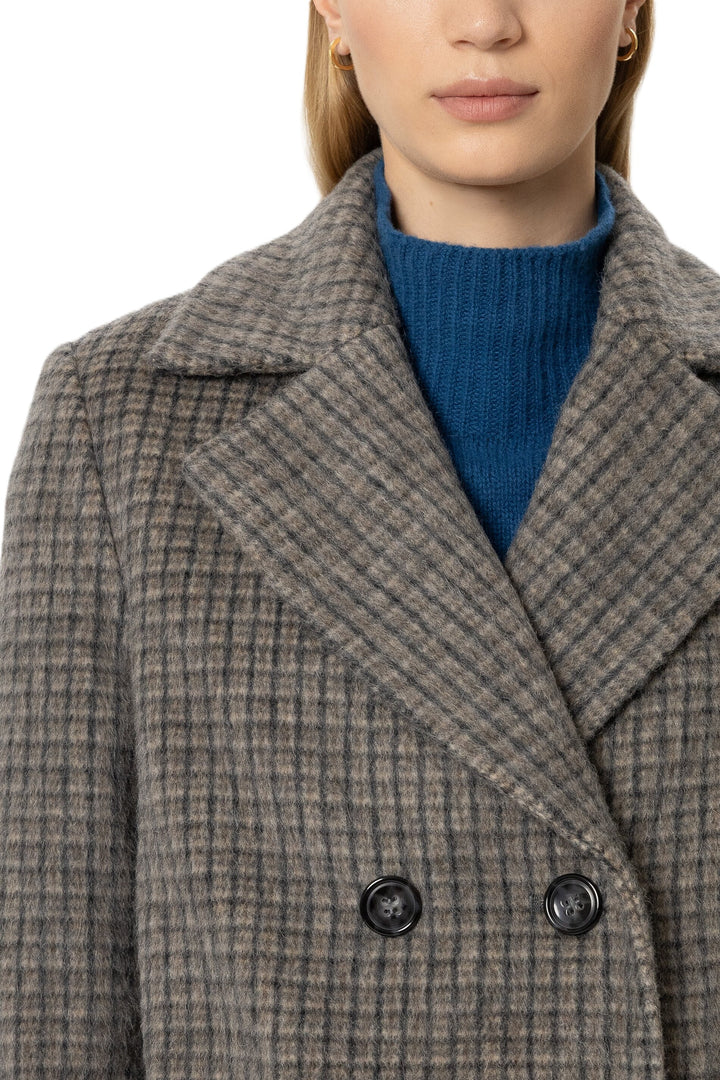 Jacke Luisa Cerano Heather Grey. Diese kurze Cabanjacke aus gebürstetem Wolle-Mohair-Mix überzeugt mit ihrem karierten Design und einer weichen, hochwertigen Haptik. Der lockere Schnitt, die doppelreihige Knopfleiste mit Hornknöpfen und aufgesetzte Eingriffstaschen verleihen ihr einen modernen Look.