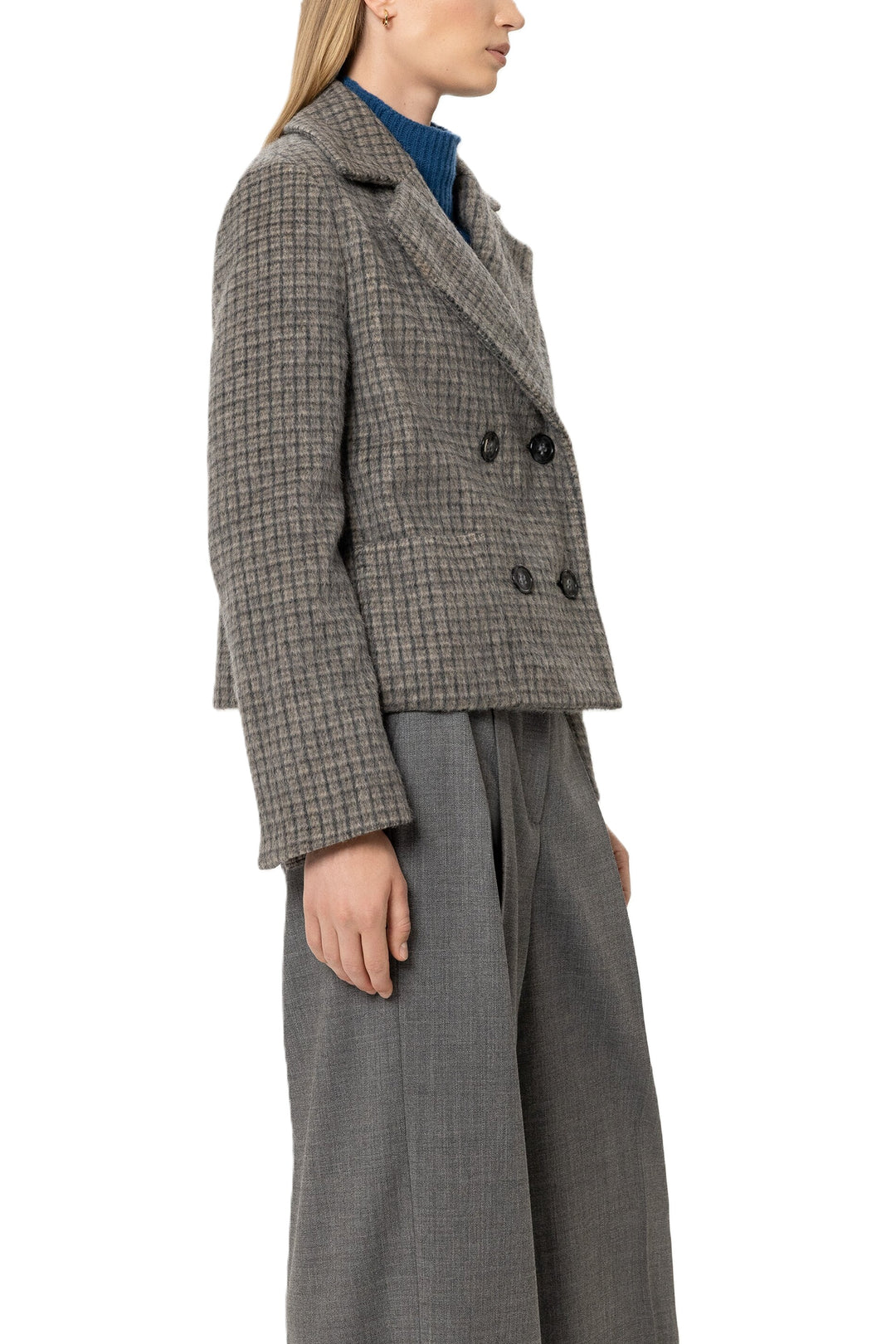 Jacke Luisa Cerano Heather Grey. Diese kurze Cabanjacke aus gebürstetem Wolle-Mohair-Mix überzeugt mit ihrem karierten Design und einer weichen, hochwertigen Haptik. Der lockere Schnitt, die doppelreihige Knopfleiste mit Hornknöpfen und aufgesetzte Eingriffstaschen verleihen ihr einen modernen Look.