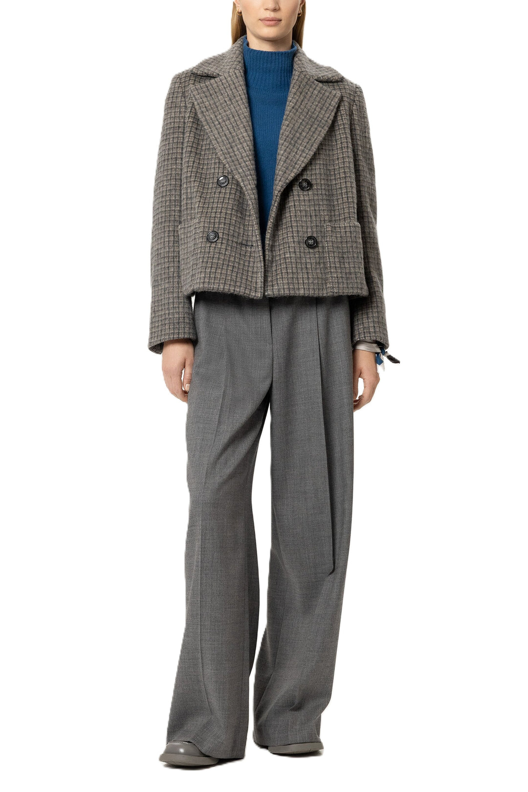 Jacke Luisa Cerano Heather Grey. Diese kurze Cabanjacke aus gebürstetem Wolle-Mohair-Mix überzeugt mit ihrem karierten Design und einer weichen, hochwertigen Haptik. Der lockere Schnitt, die doppelreihige Knopfleiste mit Hornknöpfen und aufgesetzte Eingriffstaschen verleihen ihr einen modernen Look.