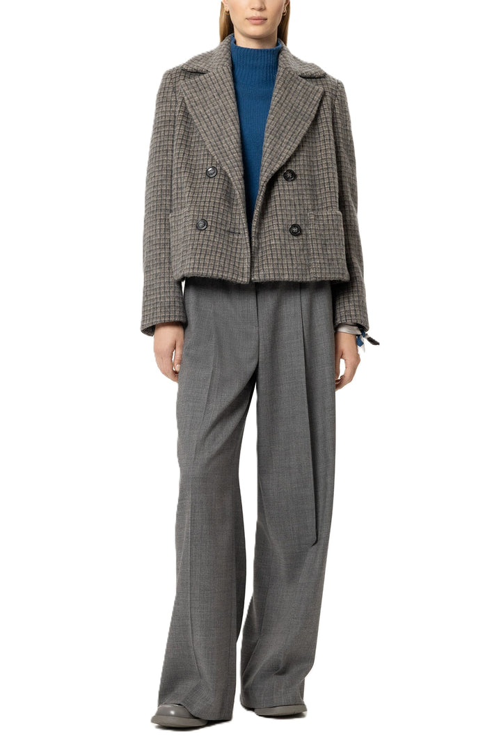 Jacke Luisa Cerano Heather Grey. Diese kurze Cabanjacke aus gebürstetem Wolle-Mohair-Mix überzeugt mit ihrem karierten Design und einer weichen, hochwertigen Haptik. Der lockere Schnitt, die doppelreihige Knopfleiste mit Hornknöpfen und aufgesetzte Eingriffstaschen verleihen ihr einen modernen Look.