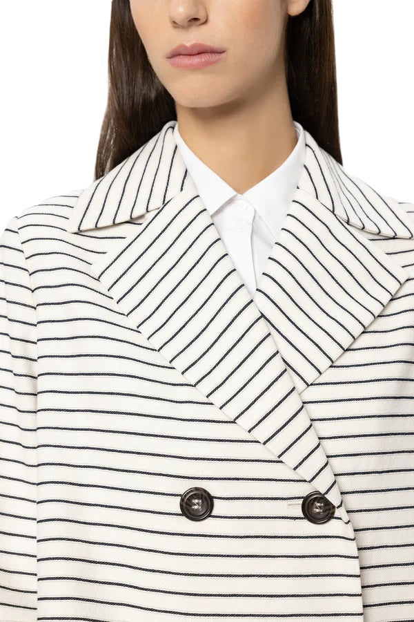 Jacke von Luisa Cerano. Cabanjacke mit Streifen und Revers. Doppelreiher in Boxyform in blau und weiß.