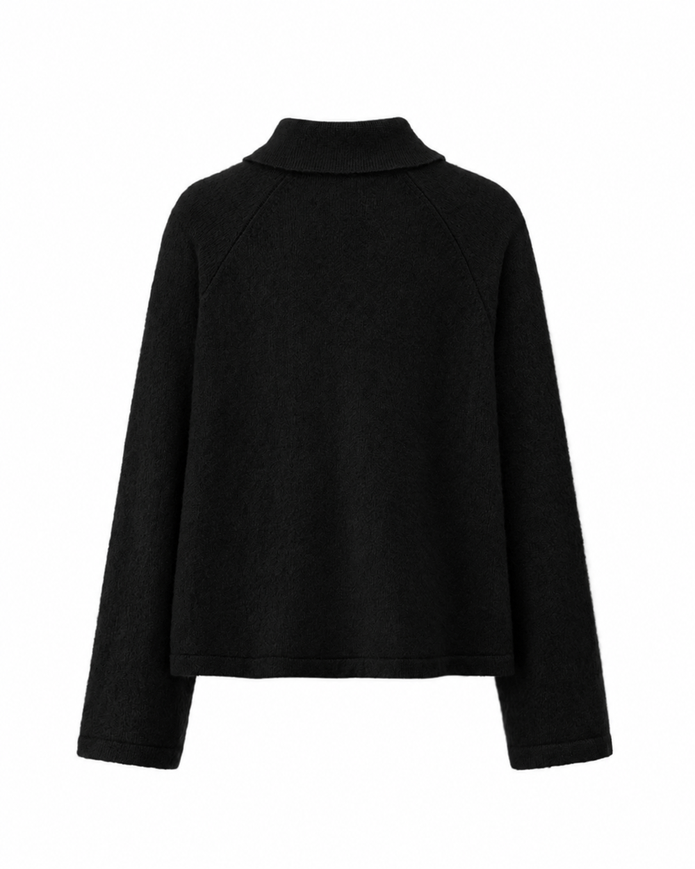 Strickjacke LUCELLE von Luren aus Kaschmir mit weichem Feinstrick, Umlegekragen und leicht verkürzter A-Linien-Silhouette. Die Strickjacke hat eine verdeckte Knopfleiste und ist schwarz.