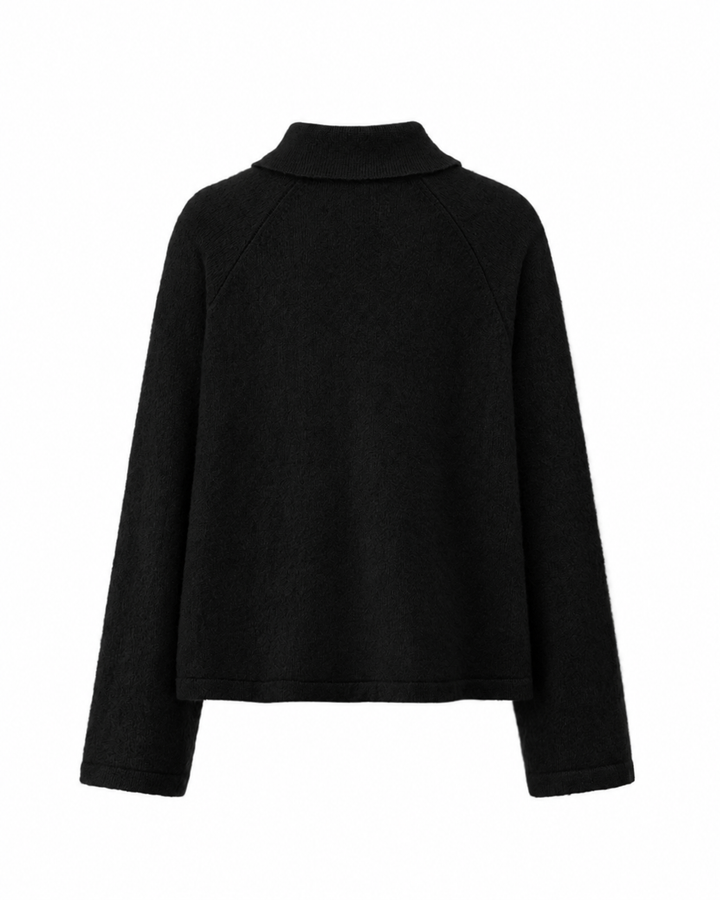 Strickjacke LUCELLE von Luren aus Kaschmir mit weichem Feinstrick, Umlegekragen und leicht verkürzter A-Linien-Silhouette. Die Strickjacke hat eine verdeckte Knopfleiste und ist schwarz.
