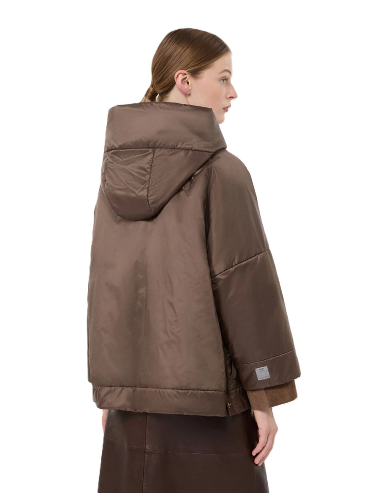 Jacke S Max Mara MTCFIORE in braun. Kurze, wattierte Jacke mit tiefen Seitenschlitzen, die sich mit Druckknöpfen öffnen lassen. Die Jacke besteht aus einer wasserabweisenden Canvas-Ware. Sie ist oversized geschnitten. Die Jacke hat einen Reißverschluss und weit überschnittene Schultern. Sie hat eine Kapuze und feminine 3/4 Ärmel.