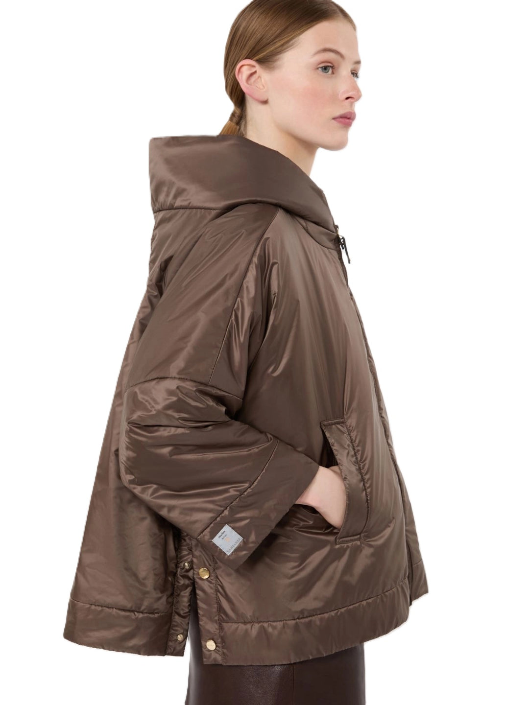 Jacke S Max Mara MTCFIORE in braun. Kurze, wattierte Jacke mit tiefen Seitenschlitzen, die sich mit Druckknöpfen öffnen lassen. Die Jacke besteht aus einer wasserabweisenden Canvas-Ware. Sie ist oversized geschnitten. Die Jacke hat einen Reißverschluss und weit überschnittene Schultern. Sie hat eine Kapuze und feminine 3/4 Ärmel.