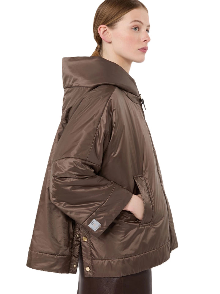Jacke S Max Mara MTCFIORE in braun. Kurze, wattierte Jacke mit tiefen Seitenschlitzen, die sich mit Druckknöpfen öffnen lassen. Die Jacke besteht aus einer wasserabweisenden Canvas-Ware. Sie ist oversized geschnitten. Die Jacke hat einen Reißverschluss und weit überschnittene Schultern. Sie hat eine Kapuze und feminine 3/4 Ärmel.