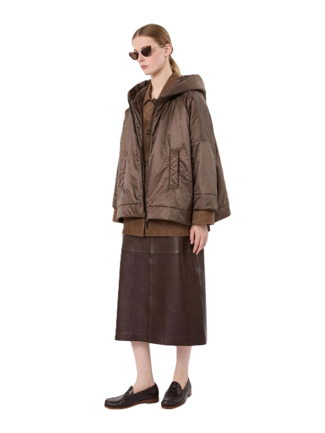 Jacke S Max Mara MTCFIORE in braun. Kurze, wattierte Jacke mit tiefen Seitenschlitzen, die sich mit Druckknöpfen öffnen lassen. Die Jacke besteht aus einer wasserabweisenden Canvas-Ware. Sie ist oversized geschnitten. Die Jacke hat einen Reißverschluss und weit überschnittene Schultern. Sie hat eine Kapuze und feminine 3/4 Ärmel.