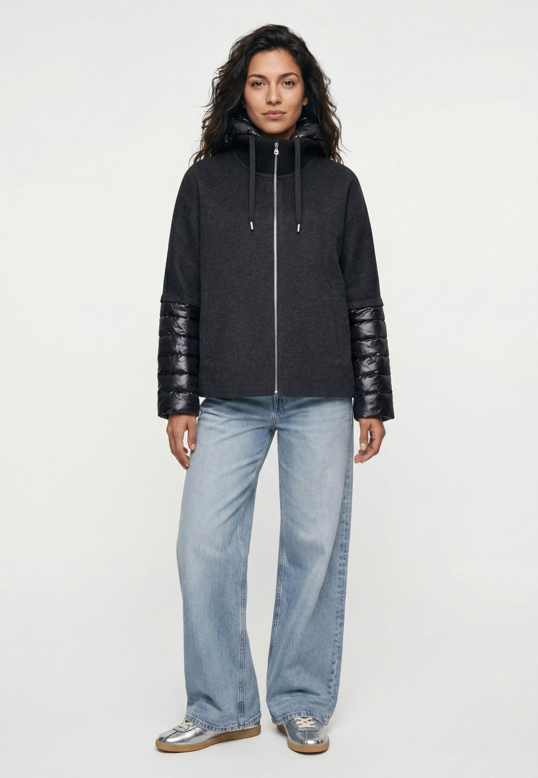 Jacke Milestone MSAzalea in anthrazit. Schöne Jacke mit zweierlei Stoffmix. Die Jacke besteht aus Wolle Doubleface und Stepp. Sie hat eine leichte A-Form und einen dekorativen Stehkragen aus Strick. Die Jacke hat eine abnehmbare Kapuze aus Nylon mit Tunnelzug. Die Ärmel sind aus Nylon gesteppt. Sie hat einen Metall-Reißverschluss in der vorderen Mitte und Eingriffstaschen.