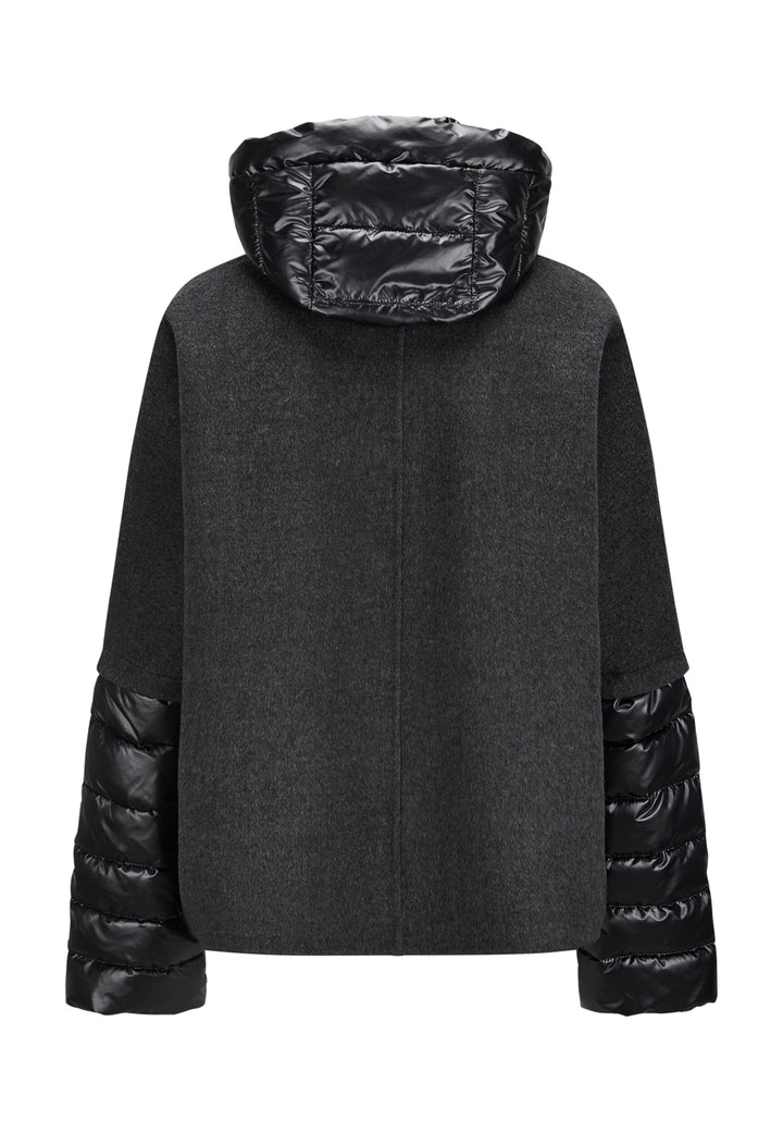 Jacke Milestone MSAzalea in anthrazit. Schöne Jacke mit zweierlei Stoffmix. Die Jacke besteht aus Wolle Doubleface und Stepp. Sie hat eine leichte A-Form und einen dekorativen Stehkragen aus Strick. Die Jacke hat eine abnehmbare Kapuze aus Nylon mit Tunnelzug. Die Ärmel sind aus Nylon gesteppt. Sie hat einen Metall-Reißverschluss in der vorderen Mitte und Eingriffstaschen.