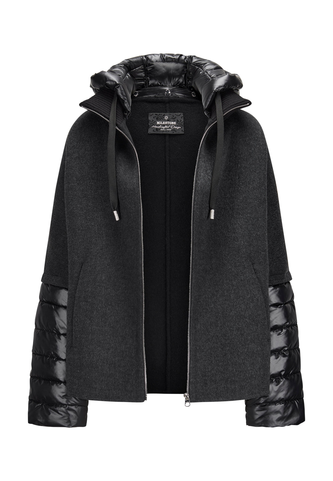 Jacke Milestone MSAzalea in anthrazit. Schöne Jacke mit zweierlei Stoffmix. Die Jacke besteht aus Wolle Doubleface und Stepp. Sie hat eine leichte A-Form und einen dekorativen Stehkragen aus Strick. Die Jacke hat eine abnehmbare Kapuze aus Nylon mit Tunnelzug. Die Ärmel sind aus Nylon gesteppt. Sie hat einen Metall-Reißverschluss in der vorderen Mitte und Eingriffstaschen.