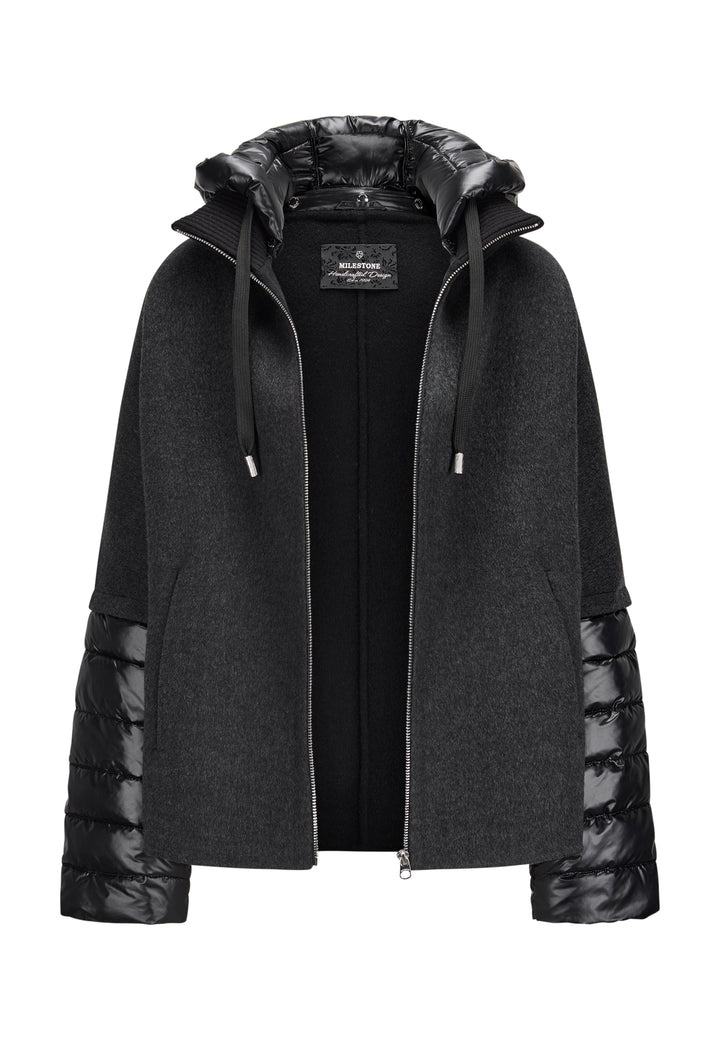 Jacke Milestone MSAzalea in anthrazit. Schöne Jacke mit zweierlei Stoffmix. Die Jacke besteht aus Wolle Doubleface und Stepp. Sie hat eine leichte A-Form und einen dekorativen Stehkragen aus Strick. Die Jacke hat eine abnehmbare Kapuze aus Nylon mit Tunnelzug. Die Ärmel sind aus Nylon gesteppt. Sie hat einen Metall-Reißverschluss in der vorderen Mitte und Eingriffstaschen.