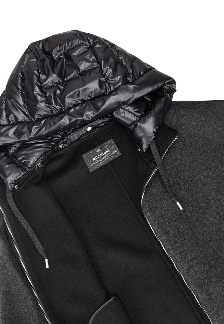 Jacke Milestone MSAzalea in anthrazit. Schöne Jacke mit zweierlei Stoffmix. Die Jacke besteht aus Wolle Doubleface und Stepp. Sie hat eine leichte A-Form und einen dekorativen Stehkragen aus Strick. Die Jacke hat eine abnehmbare Kapuze aus Nylon mit Tunnelzug. Die Ärmel sind aus Nylon gesteppt. Sie hat einen Metall-Reißverschluss in der vorderen Mitte und Eingriffstaschen.