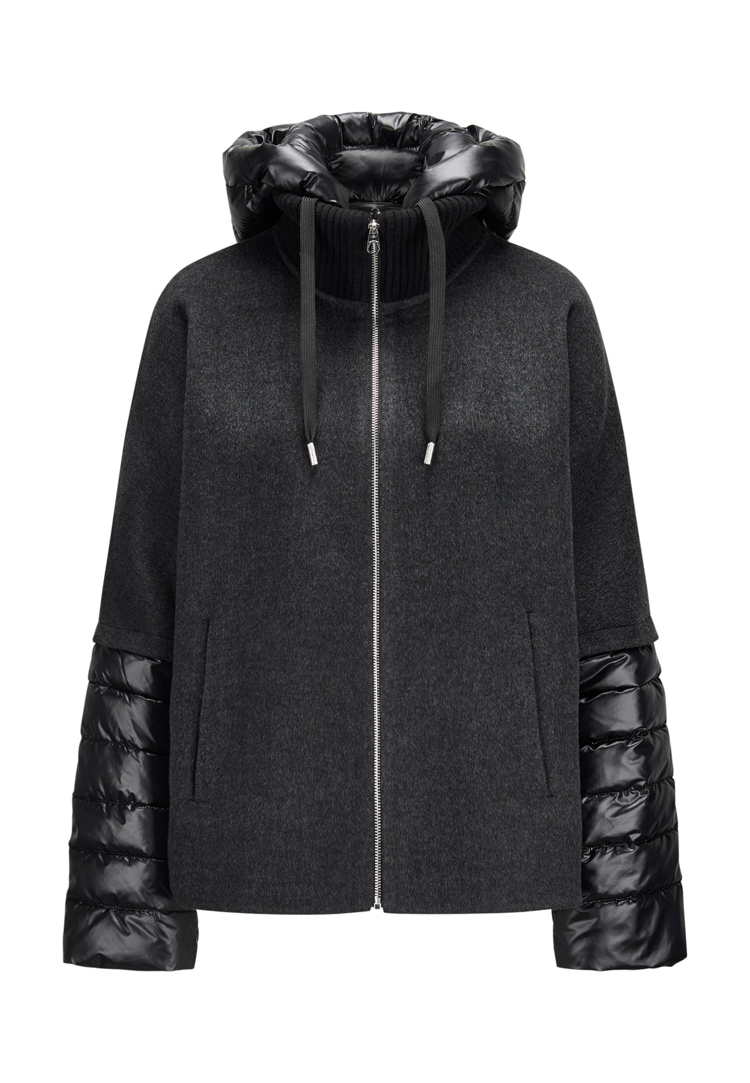 Jacke Milestone MSAzalea in anthrazit. Schöne Jacke mit zweierlei Stoffmix. Die Jacke besteht aus Wolle Doubleface und Stepp. Sie hat eine leichte A-Form und einen dekorativen Stehkragen aus Strick. Die Jacke hat eine abnehmbare Kapuze aus Nylon mit Tunnelzug. Die Ärmel sind aus Nylon gesteppt. Sie hat einen Metall-Reißverschluss in der vorderen Mitte und Eingriffstaschen.