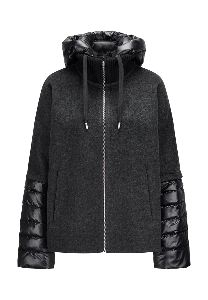 Jacke Milestone MSAzalea in anthrazit. Schöne Jacke mit zweierlei Stoffmix. Die Jacke besteht aus Wolle Doubleface und Stepp. Sie hat eine leichte A-Form und einen dekorativen Stehkragen aus Strick. Die Jacke hat eine abnehmbare Kapuze aus Nylon mit Tunnelzug. Die Ärmel sind aus Nylon gesteppt. Sie hat einen Metall-Reißverschluss in der vorderen Mitte und Eingriffstaschen.